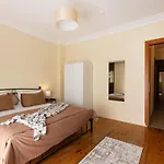 Center 3br Retreat *