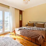 Center 3br Retreat *